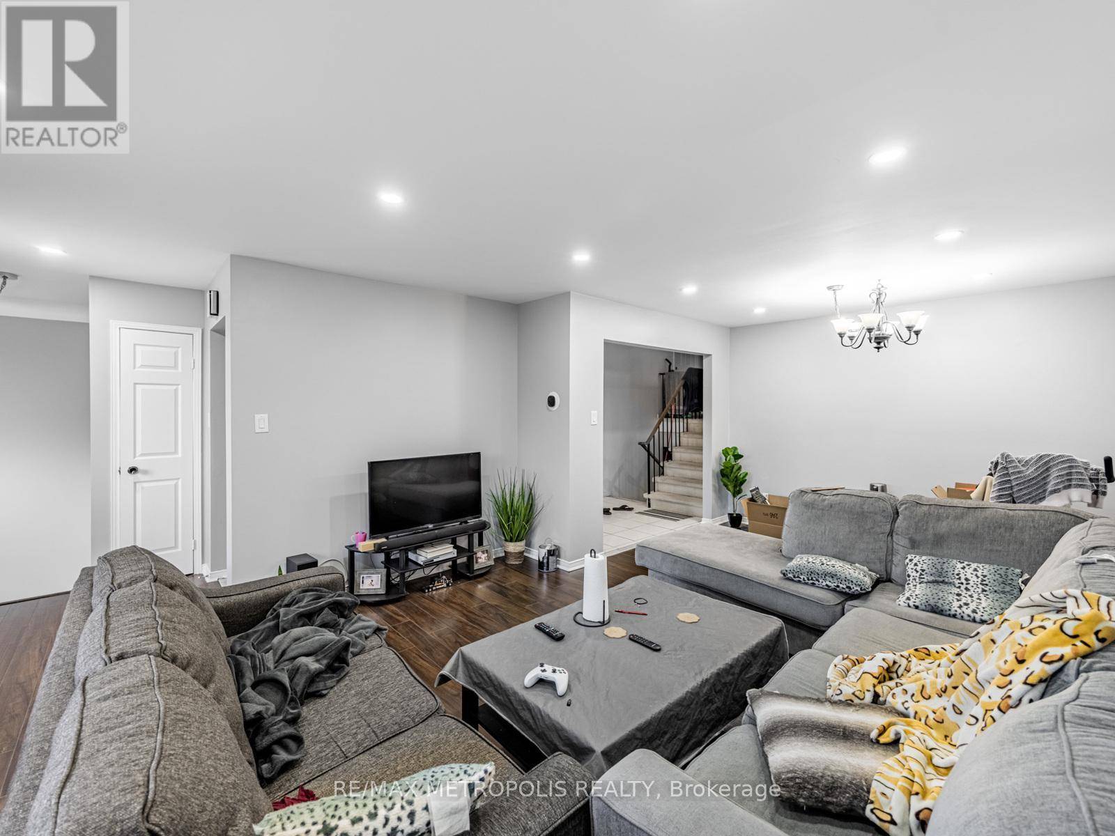 Brampton (heart Lake West), ON L6Z1Z2,36 TANAGER SQUARE