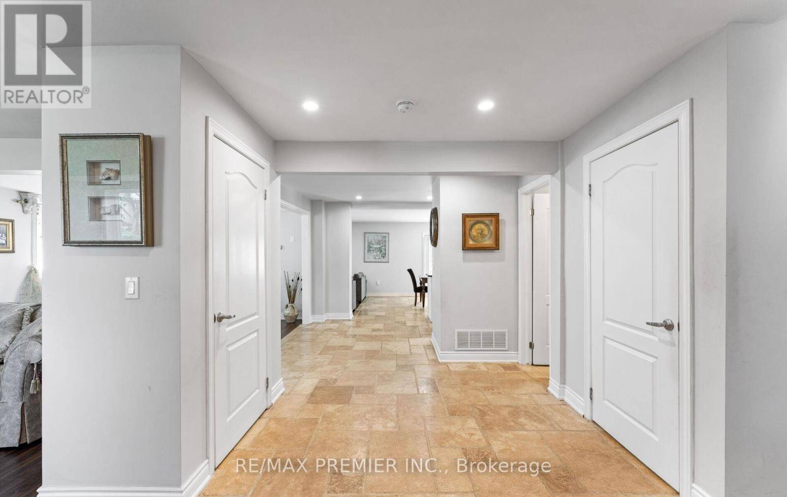 Toronto (downsview-roding-cfb), ON M3L1C8,21 YVONNE AVENUE