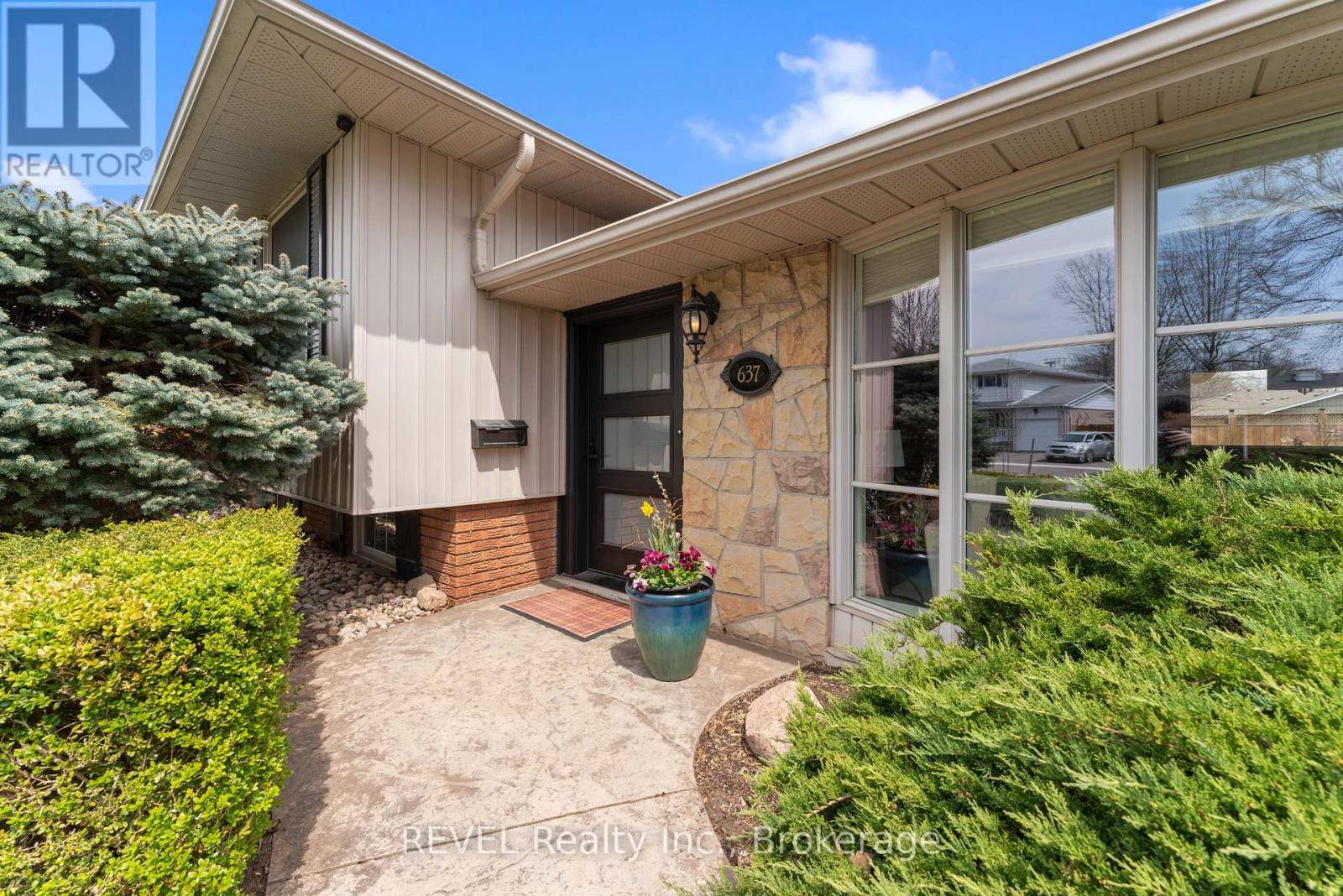 Burlington (roseland), ON L7N3B9,637 THORNWOOD AVENUE