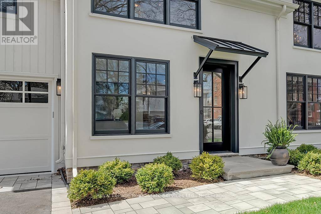 Oakville (oo Old Oakville), ON L6J2Y9,68 NAVY STREET