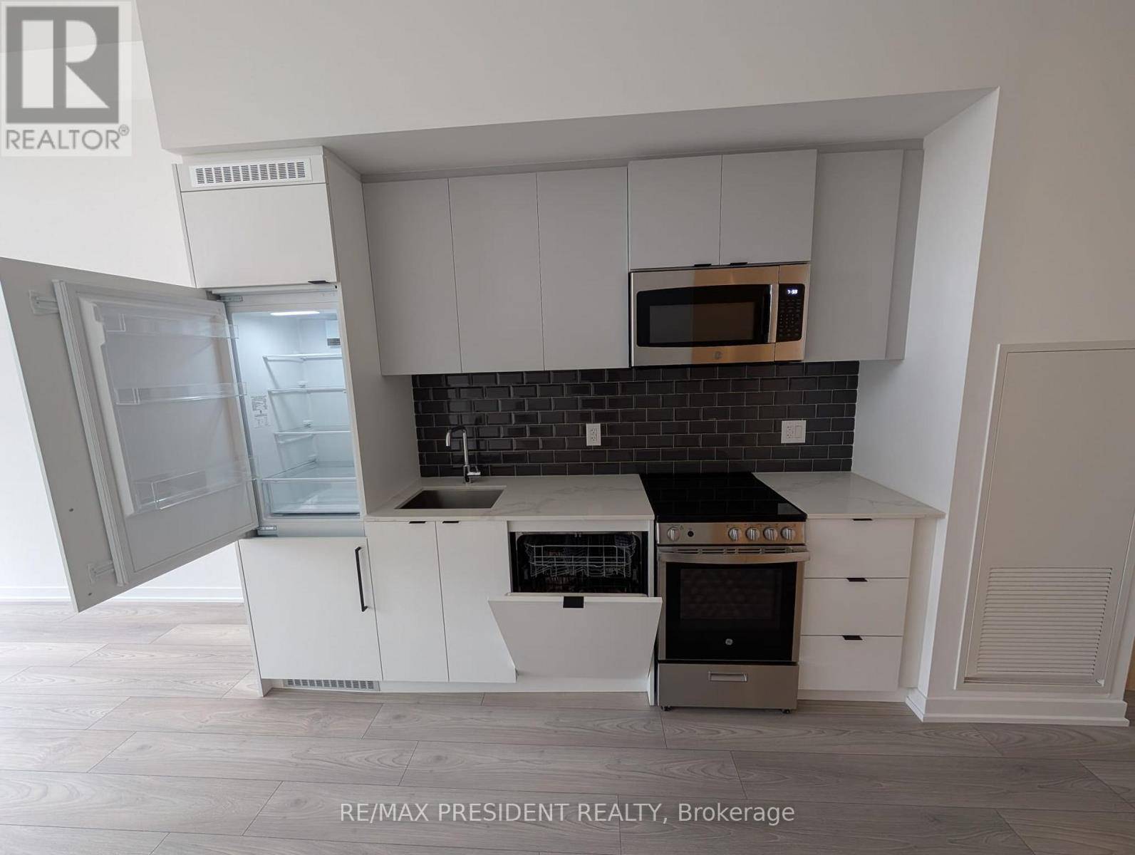 Toronto (south Parkdale), ON M6K0J2,285 Dufferin ST #223