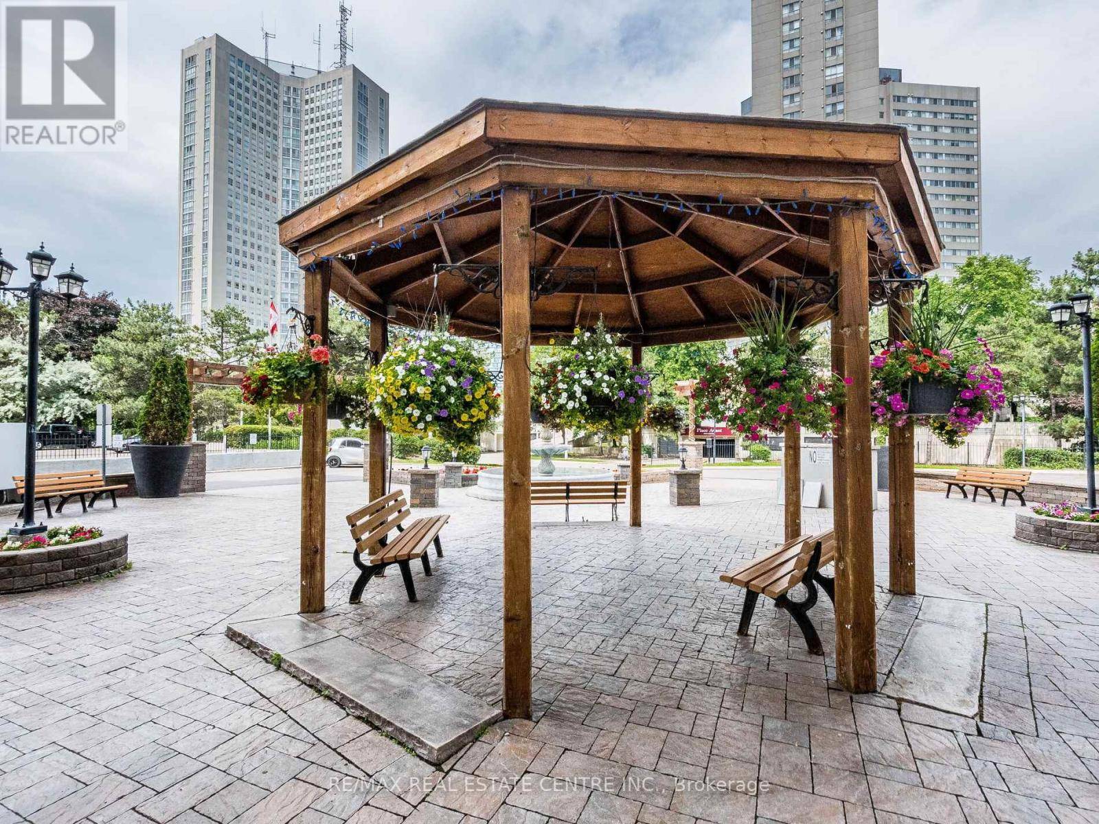 Mississauga (city Centre), ON L5A4B6,3695 Kaneff CRES Northeast #211