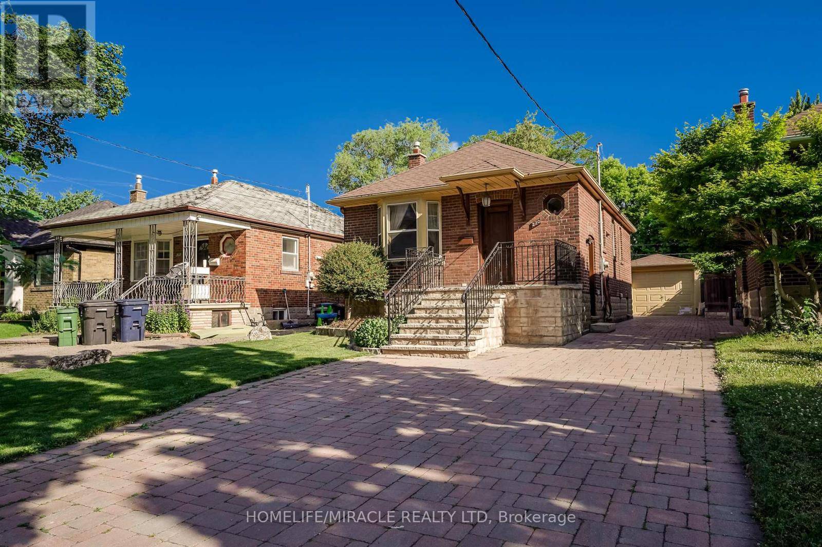 Toronto (yorkdale-glen Park), ON M6B2C9,220 GLEN PARK AVENUE