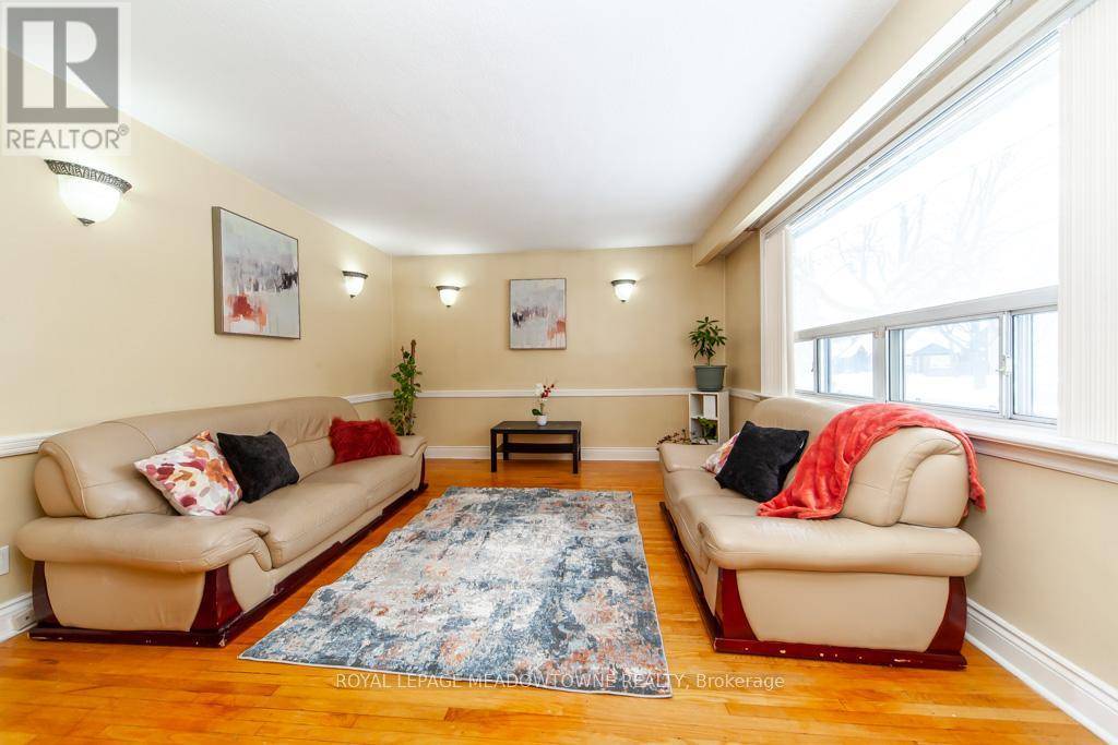 Toronto (humberlea-pelmo Park), ON M9M2J3,47 JODPHUR AVENUE