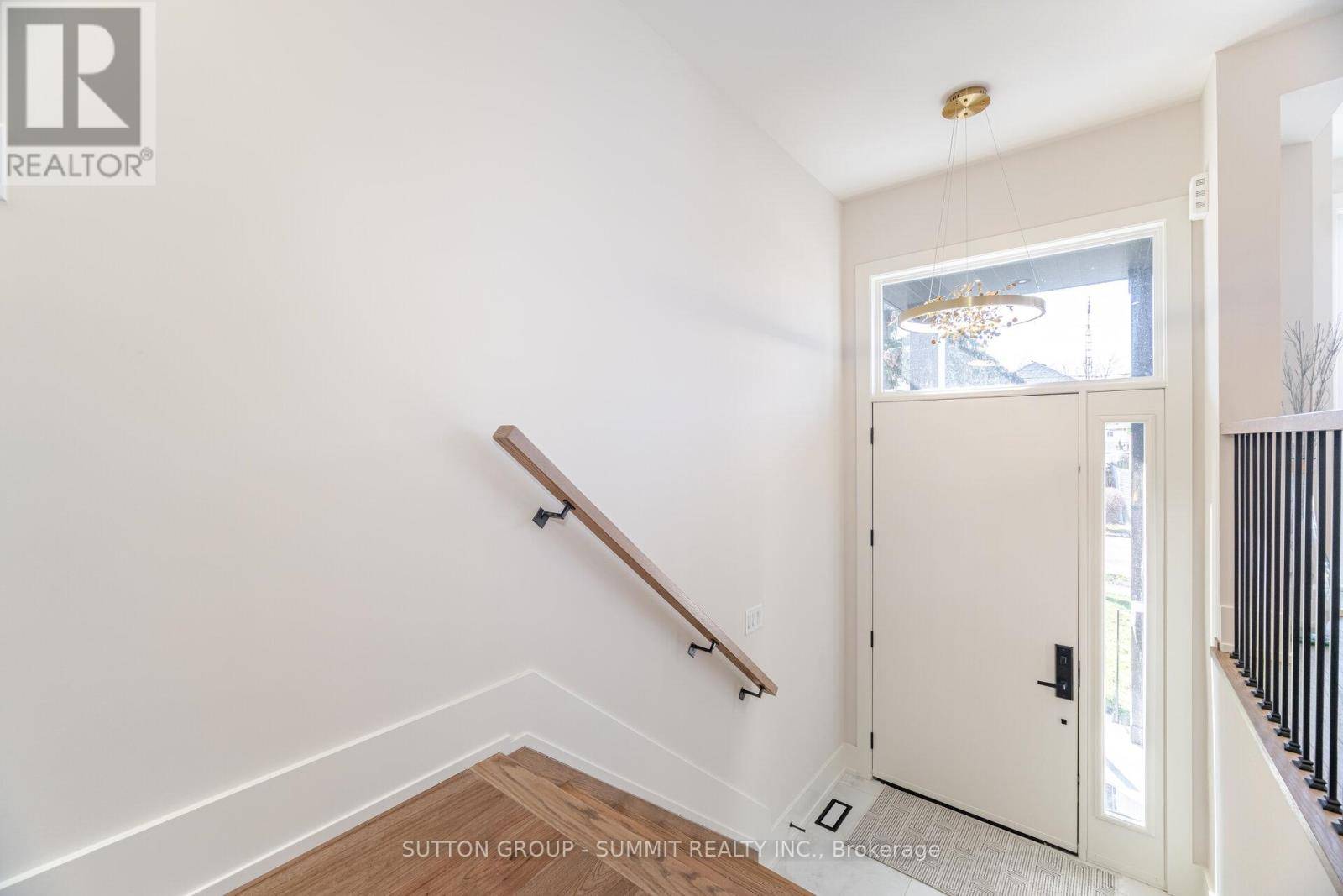 Toronto (long Branch), ON M8W1E6,62 ASH CRESCENT
