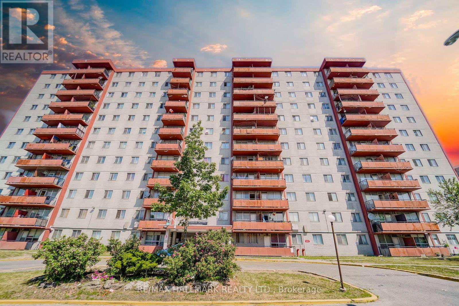 Toronto (yorkdale-glen Park), ON M6B2G7,50 LOTHERTON Pathway #411