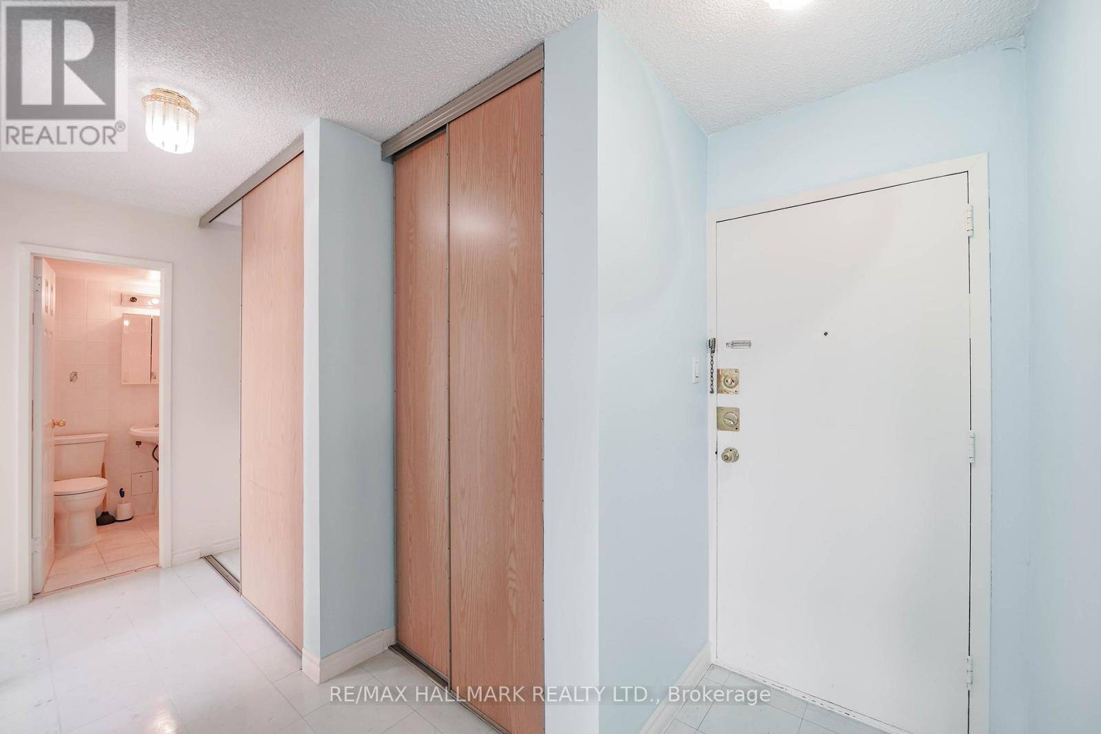 Toronto (yorkdale-glen Park), ON M6B2G7,50 LOTHERTON Pathway #411