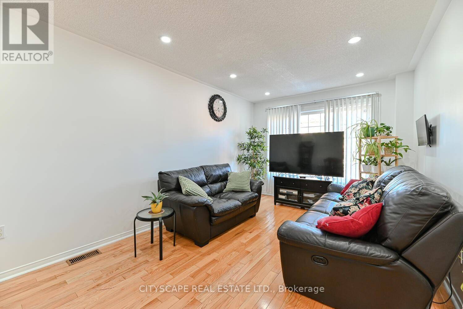 Mississauga (erindale), ON L5C4S7,3020 Cedarglen Gate #35