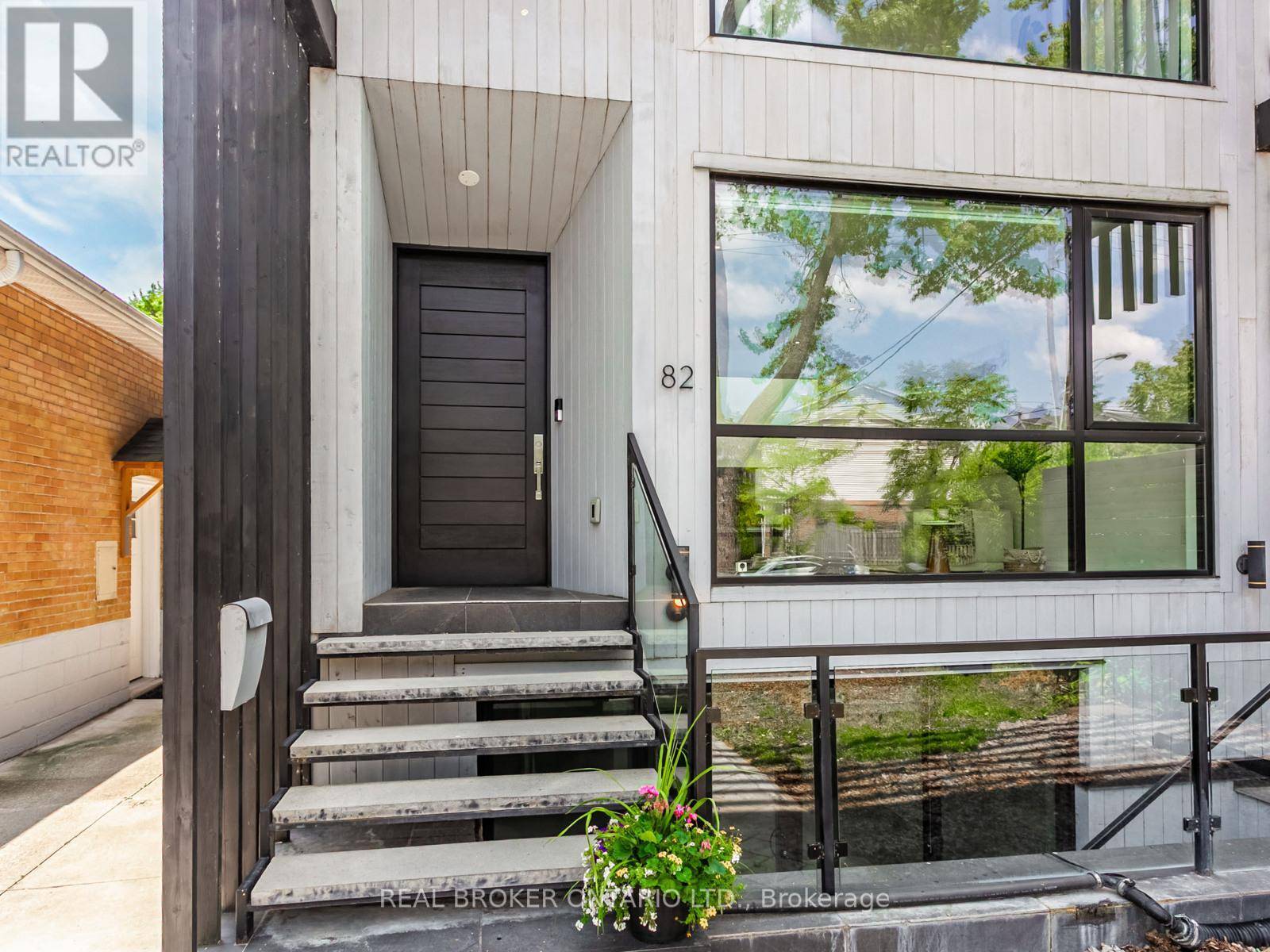 Toronto (mimico), ON M8V2L2,82 BURLINGTON STREET