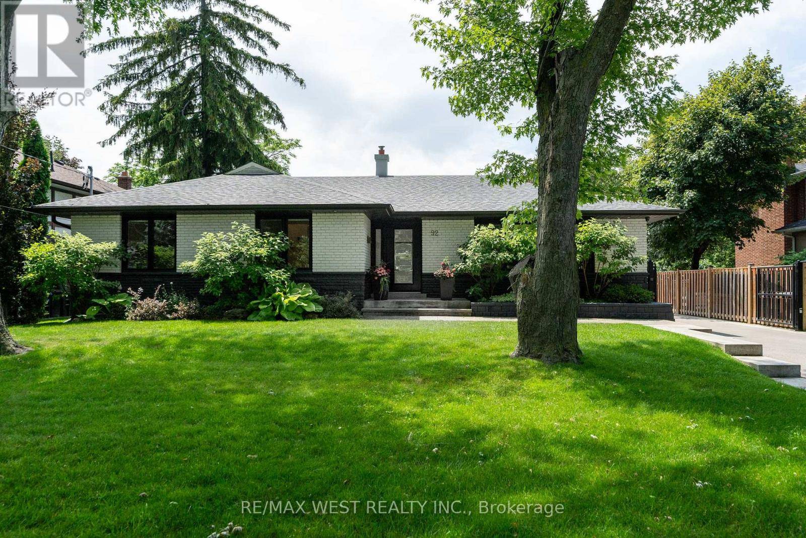 Toronto (islington-city Centre West), ON M9B5B7,92 WARWOOD ROAD
