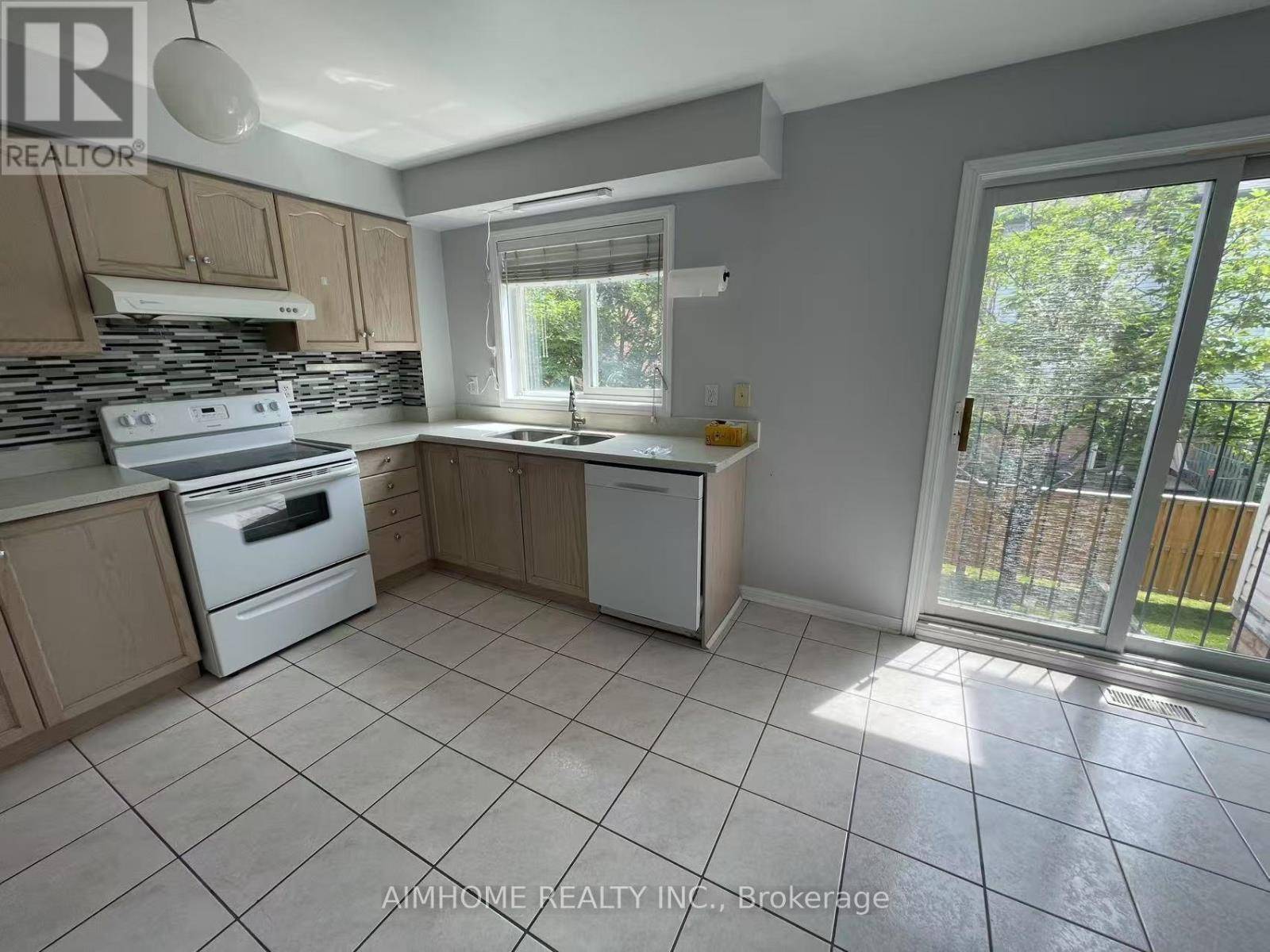 Mississauga (hurontario), ON L4Z4C6,80 Acorn PL #112