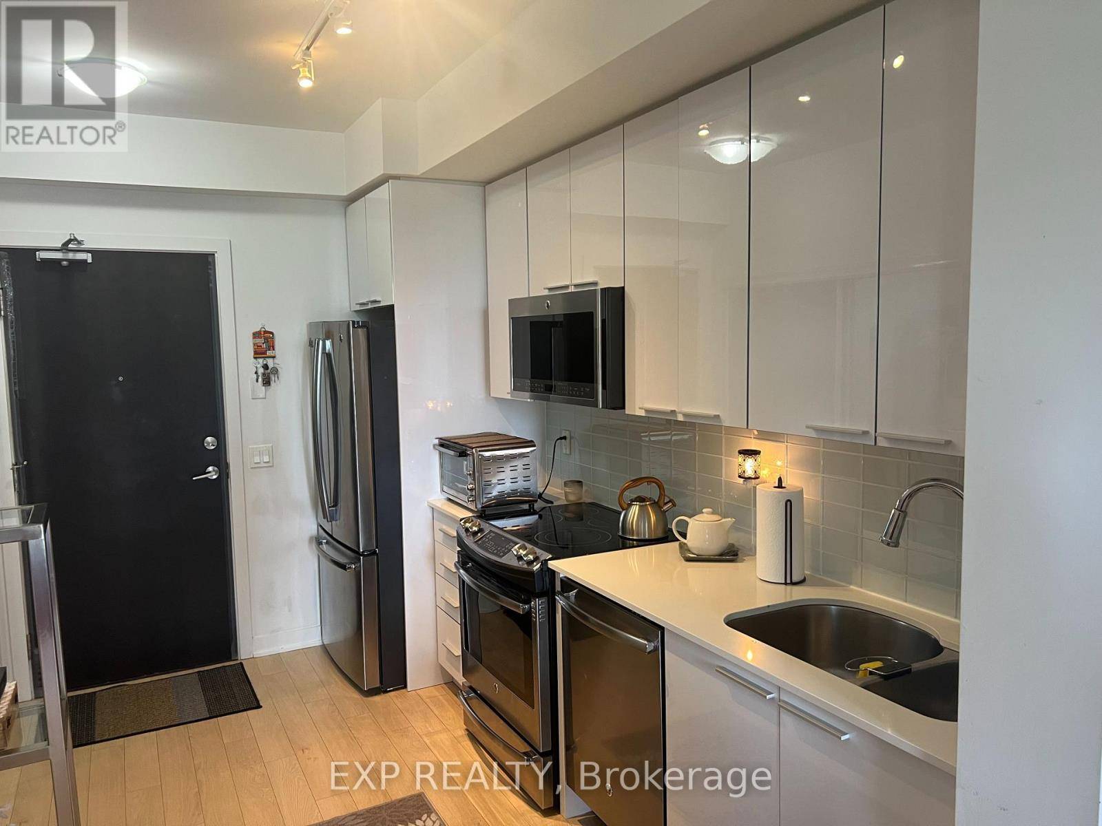 Toronto (mimico), ON M8V0H9,10 Parklawn RD #2006