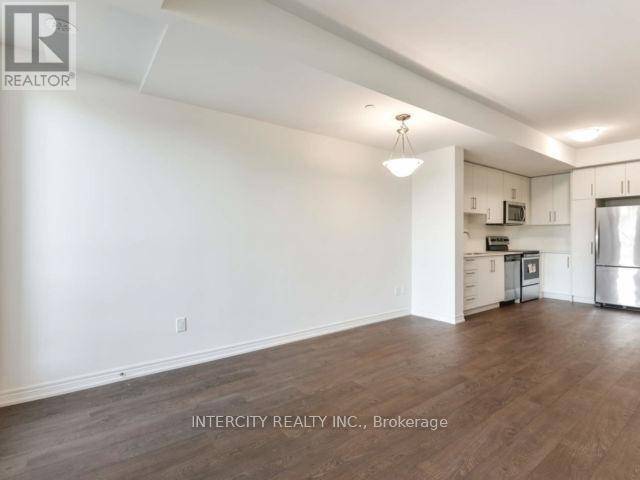 Oakville (ro River Oaks), ON L6H7H2,2205 Lillykin ST #4
