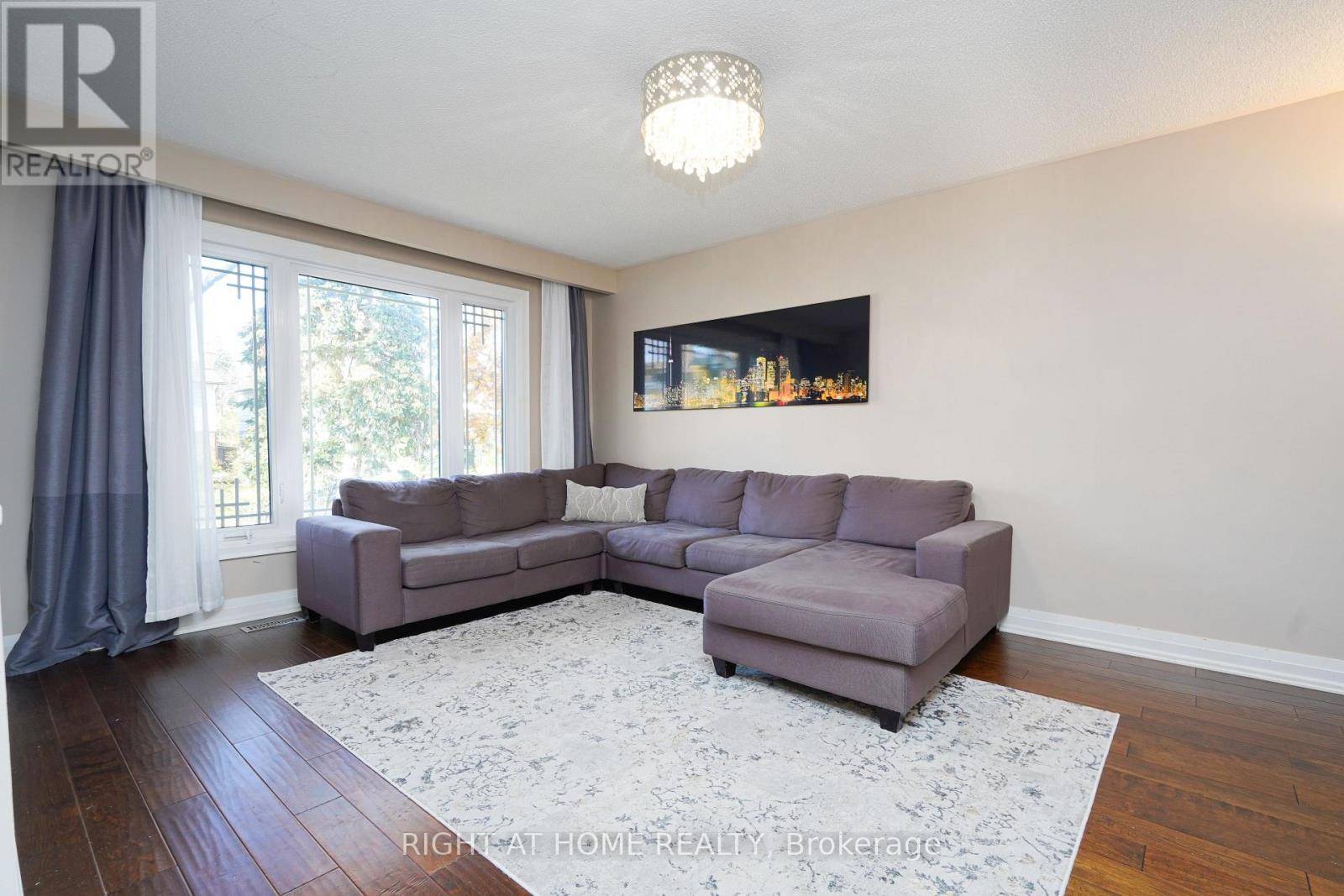 Oakville (cp College Park), ON L6H1E9,220 OVERTON PLACE
