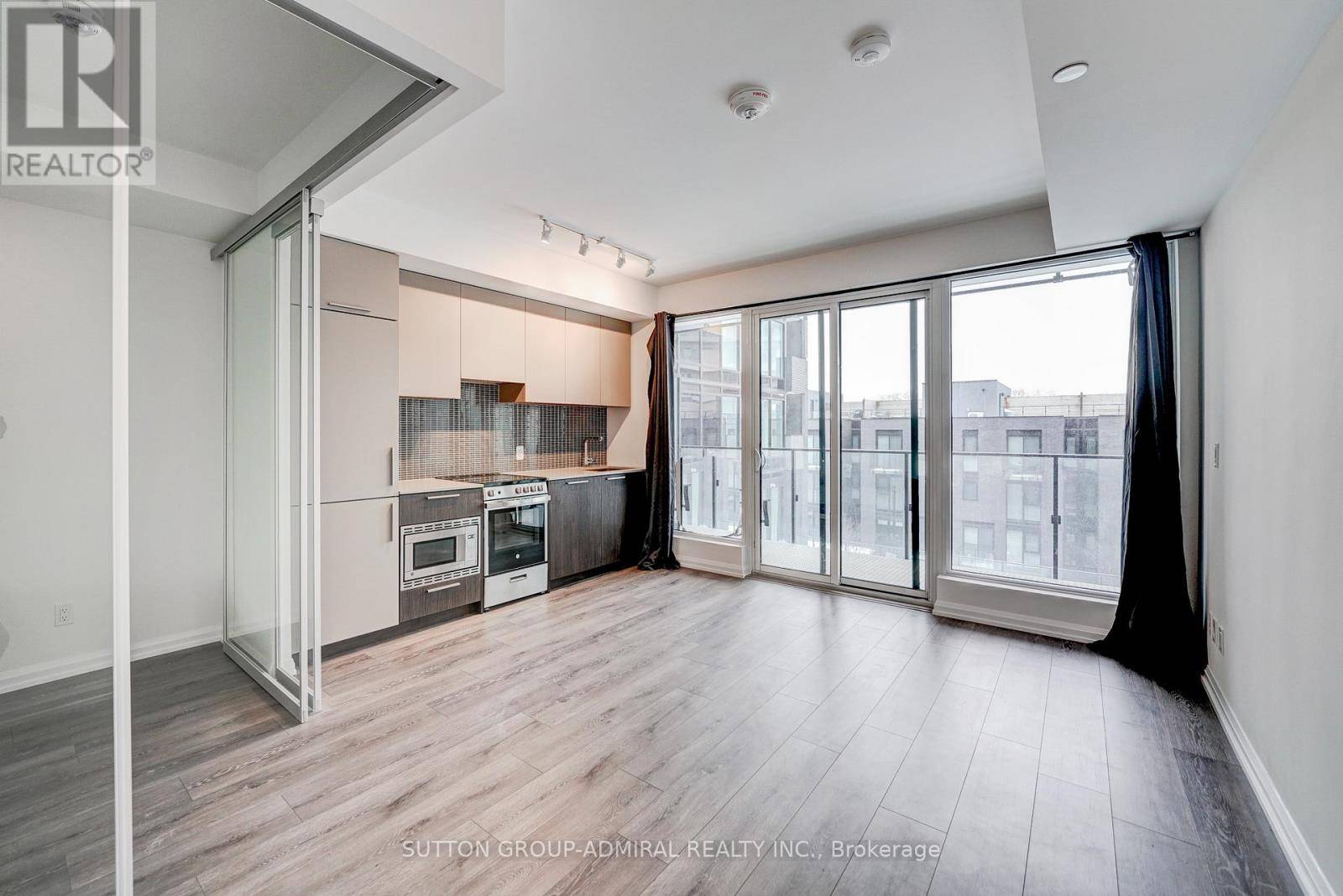 Toronto (edenbridge-humber Valley), ON M8X0B1,4208 Dundas ST West #320