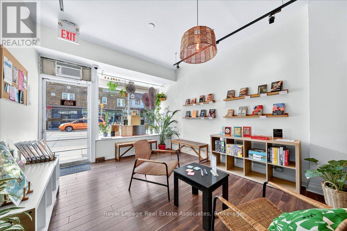Toronto (roncesvalles), ON M6R1B2,1640 QUEEN STREET W