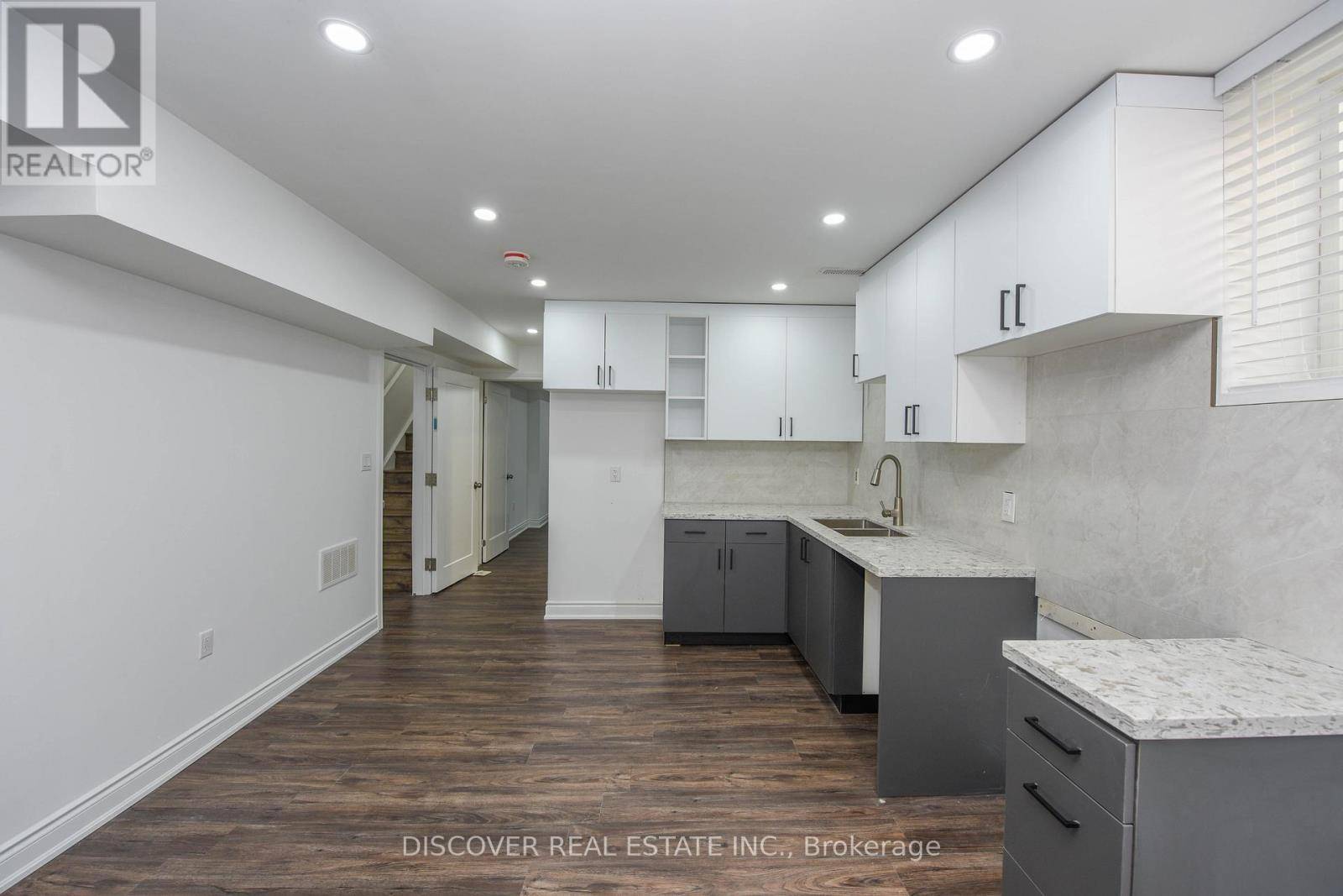 Mississauga (applewood), ON L4Y2M8,809 Bloor ST #Bsmt B