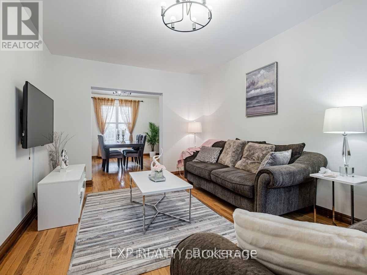 Toronto (high Park North), ON M6P2N9,62 AZIEL STREET