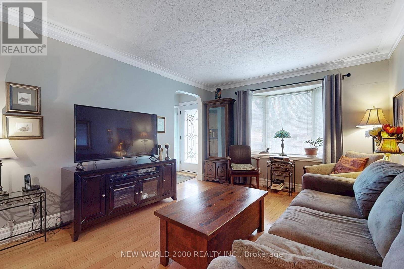 Toronto (stonegate-queensway), ON M8Z4L6,5 PARKER AVENUE