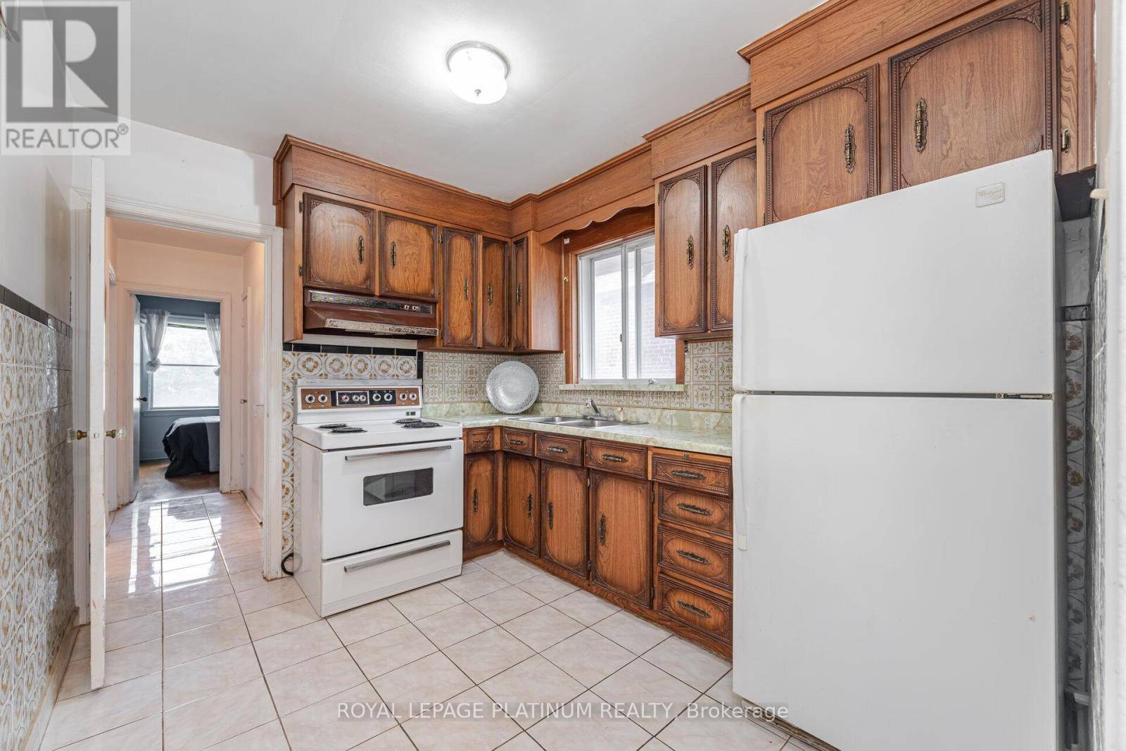 Toronto (mimico), ON M8Y1E1,79 MANITOBA STREET