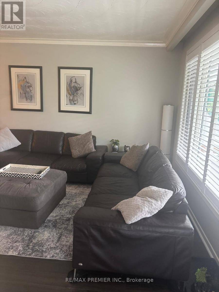 Toronto (maple Leaf), ON M6L2P5,44 Donofree RD #Main