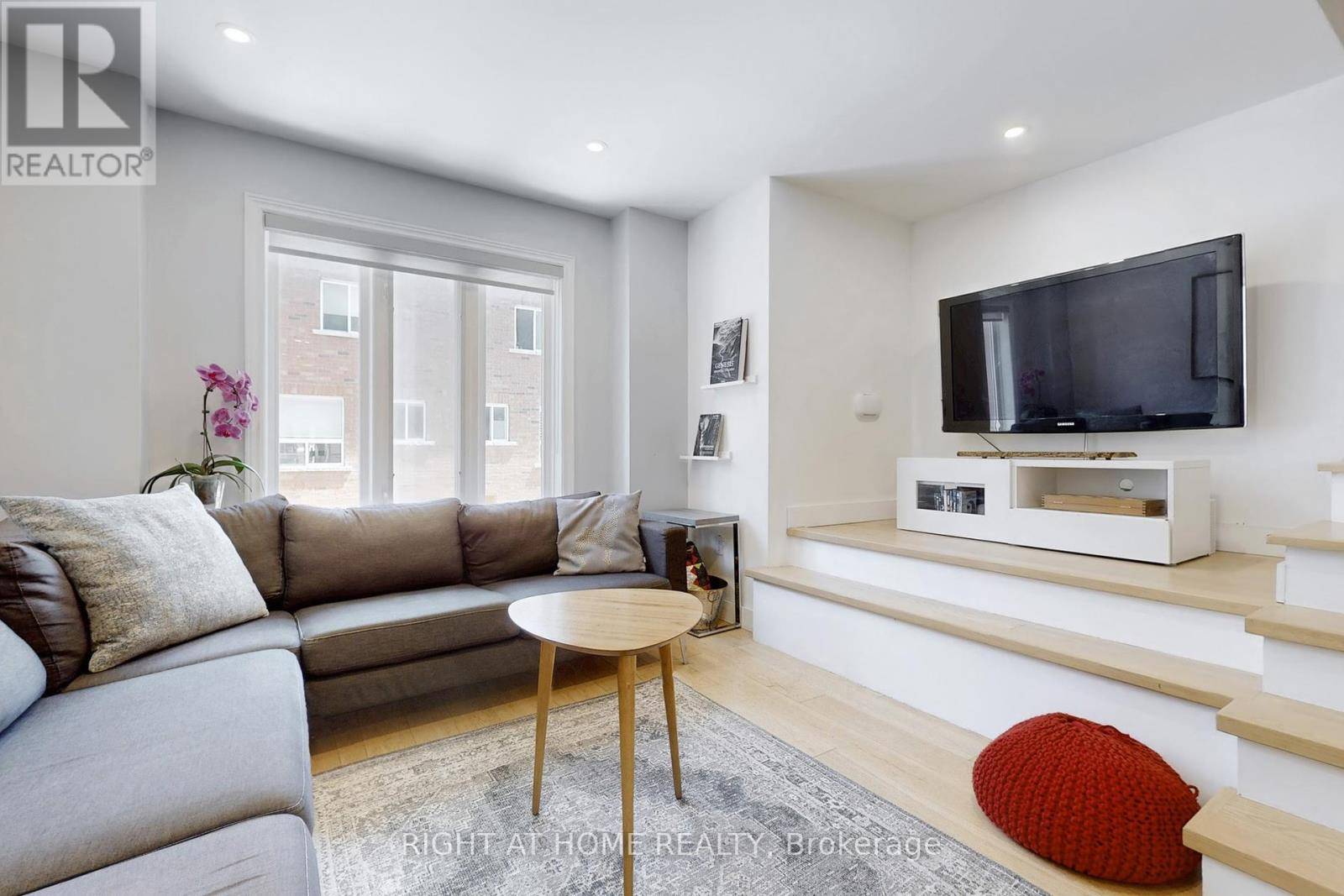 Toronto (dovercourt-wallace Emerson-junction), ON M6H4J9,6 GROGAN MEWS