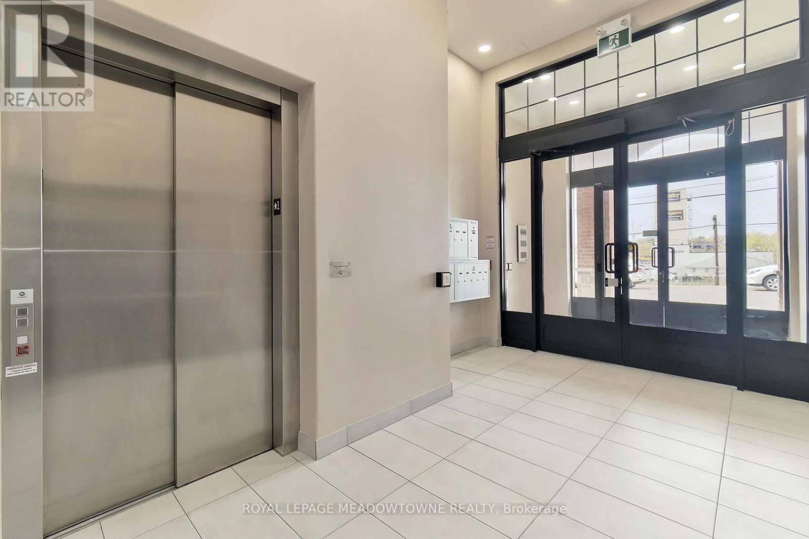 Mississauga (streetsville), ON L5M1J1,215 Broadway ST #207