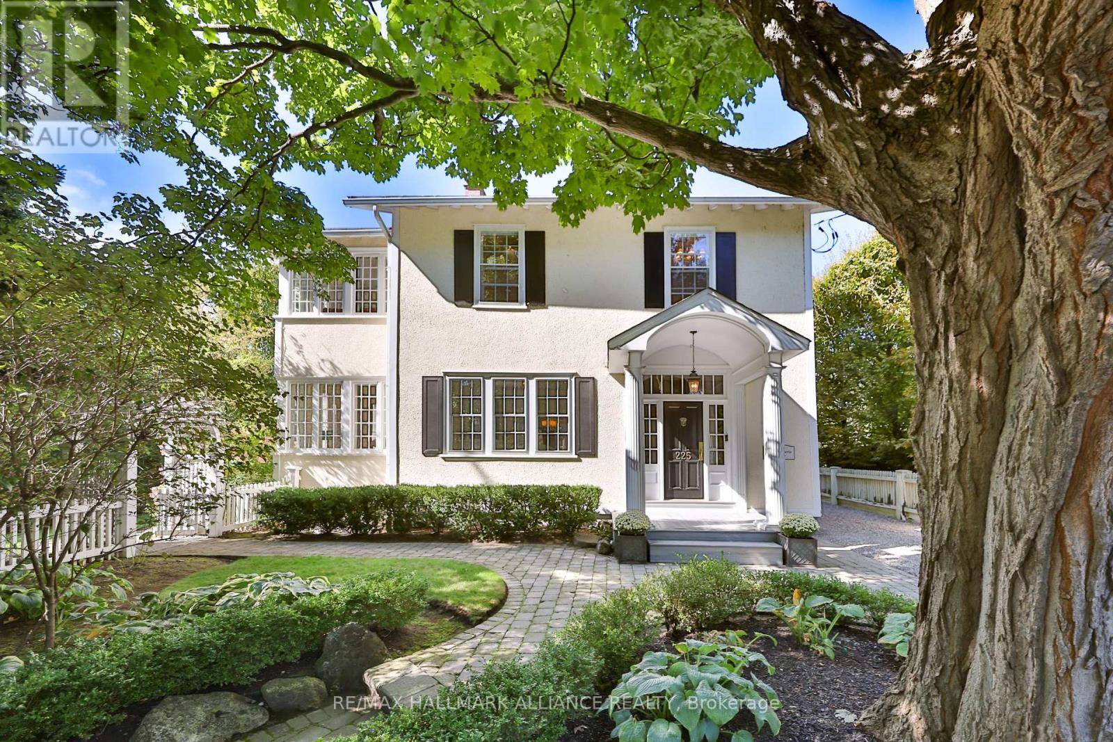 Oakville (oo Old Oakville), ON L6J1E1,225 WILLIAM STREET