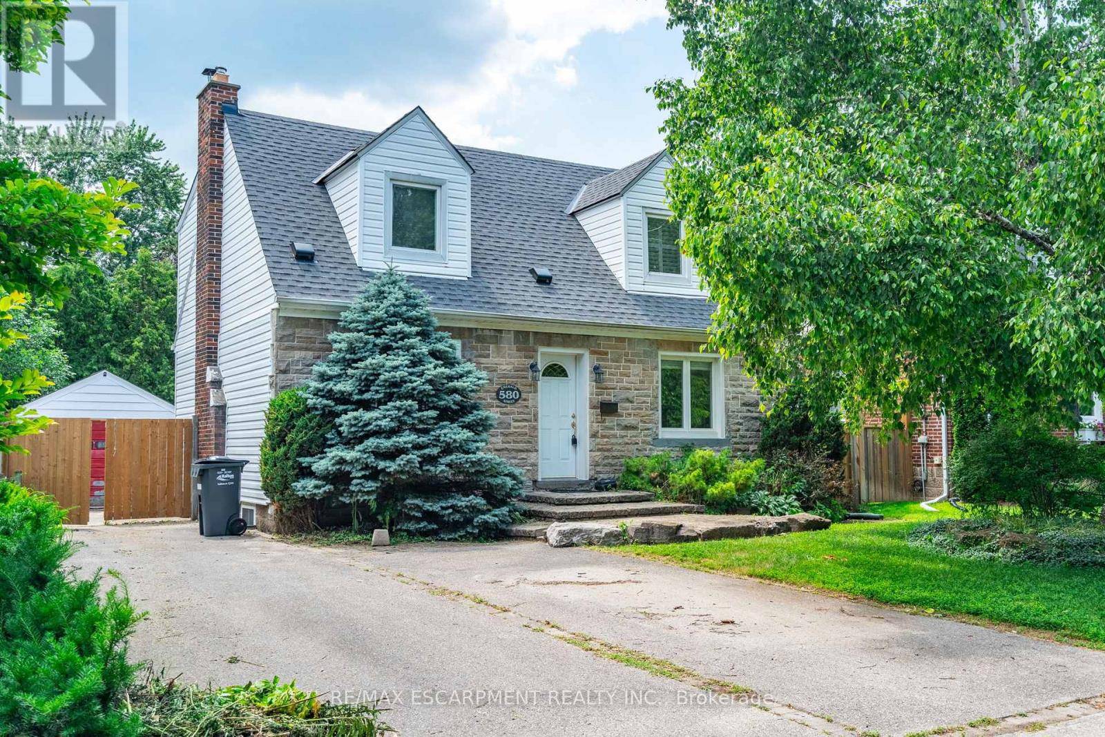 Burlington (brant), ON L7R2P2,580 EMERALD STREET