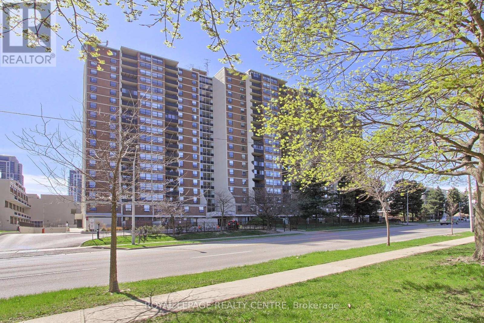 Toronto (islington-city Centre West), ON M9B6C4,362 The East Mall #304