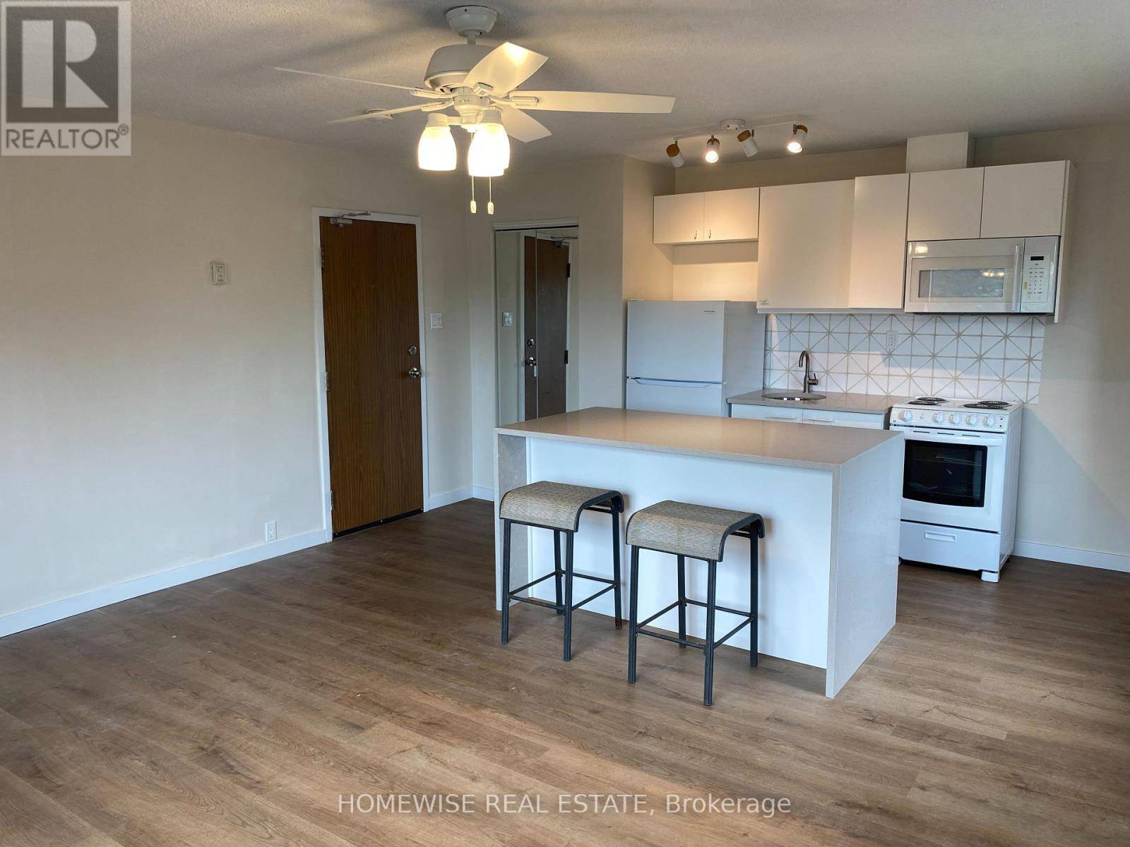 Toronto (high Park-swansea), ON M6R1M5,5 High Park BLVD #302