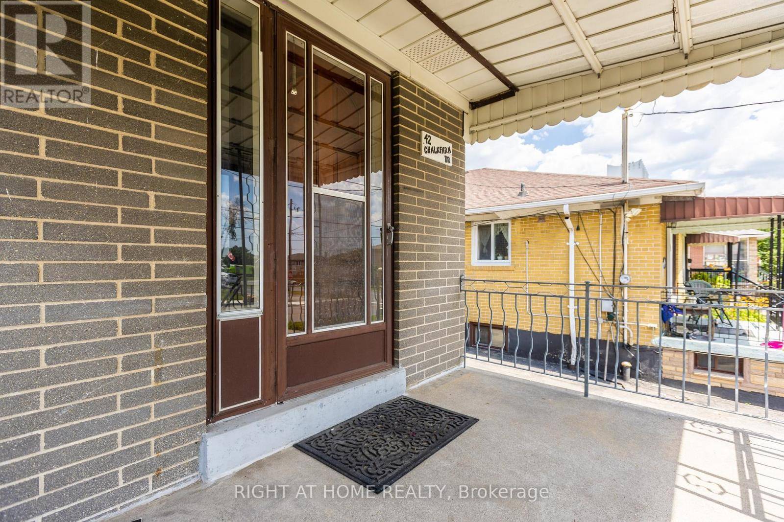 Toronto (downsview-roding-cfb), ON M3L1L2,42 CHALKFARM DRIVE