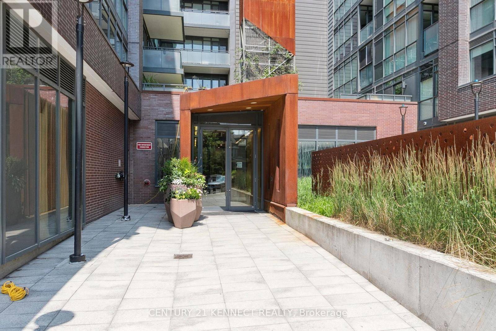 Toronto (roncesvalles), ON M6R0A7,38 Howard Park AVE #327