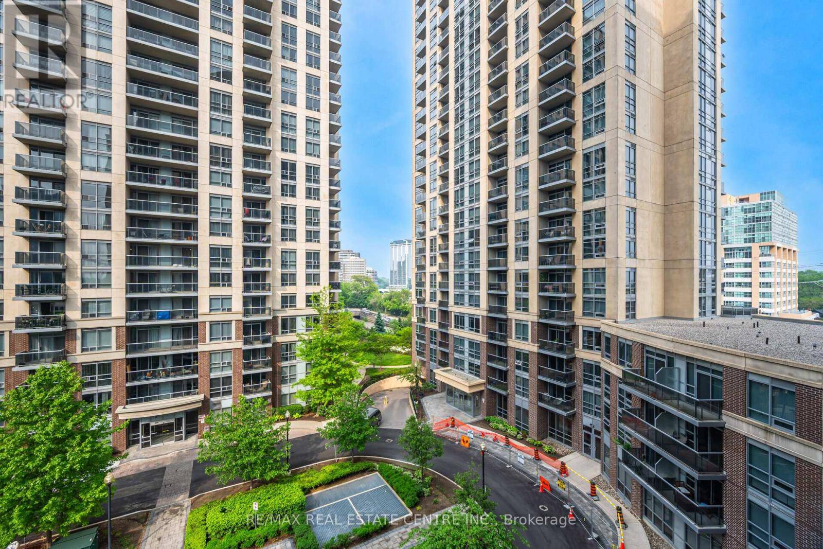 Toronto (islington-city Centre West), ON M9A0A1,1 Michael Power PL #613
