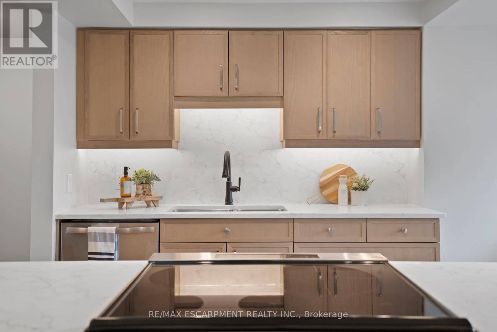 Burlington (brant), ON L7R4K1,2190 LAKESHORE RD #403