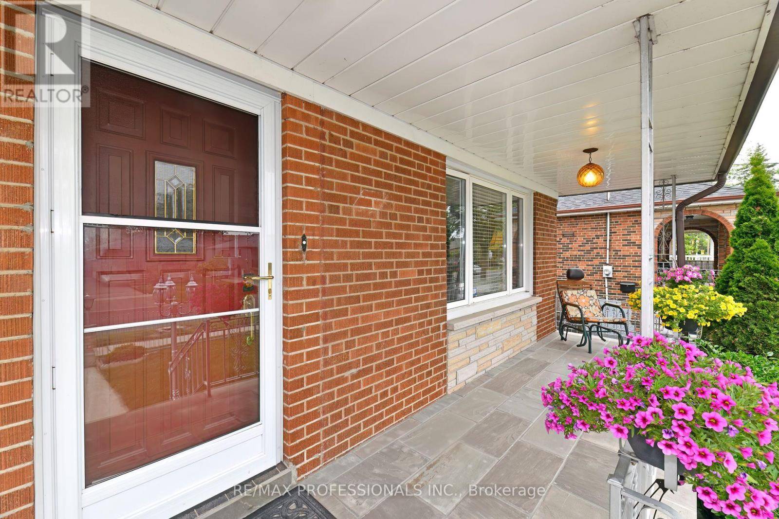 Toronto (islington-city Centre West), ON M8Z2B3,118 NORDIN AVENUE