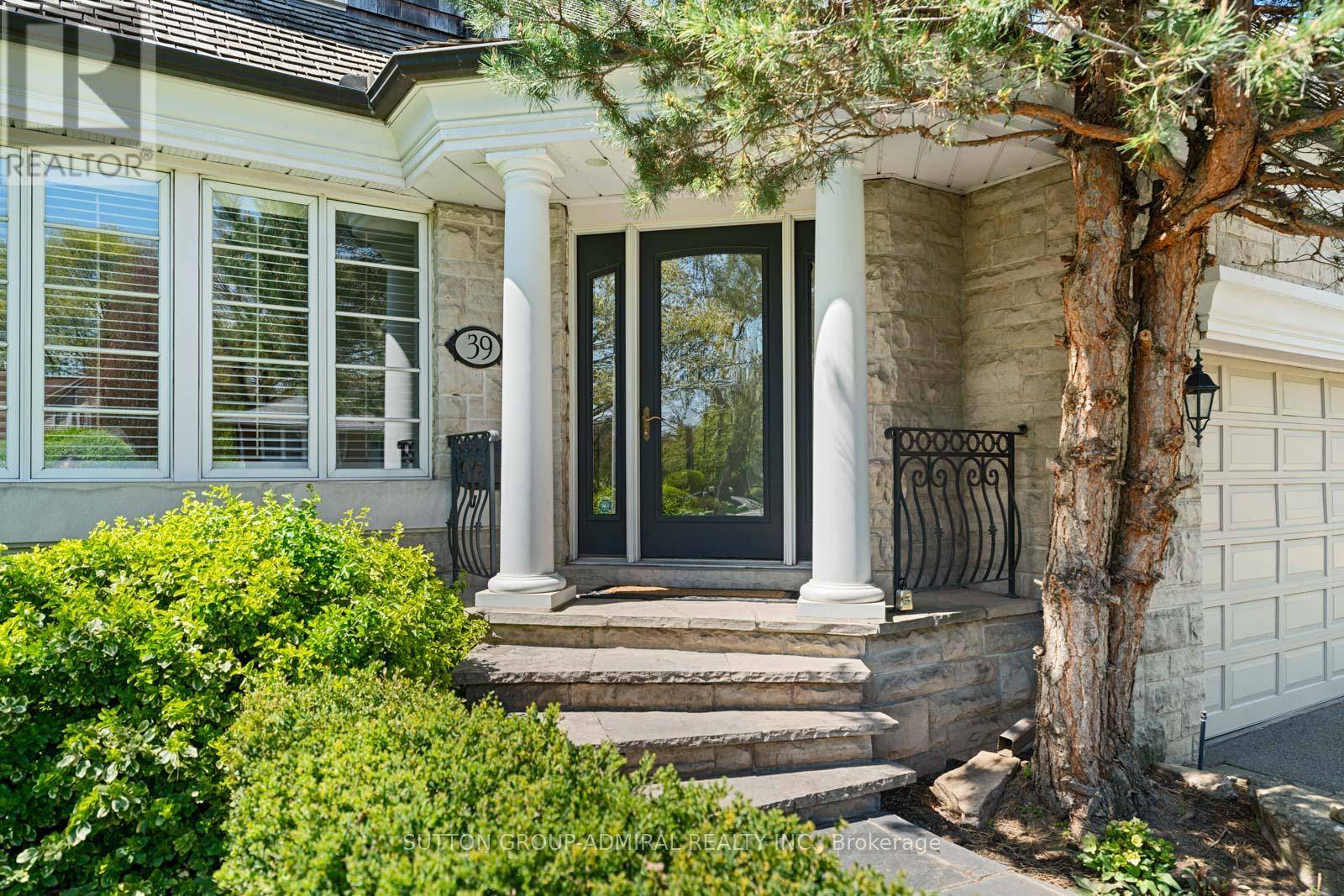 Toronto (edenbridge-humber Valley), ON M9A3A4,39 PINEHURST CRESCENT