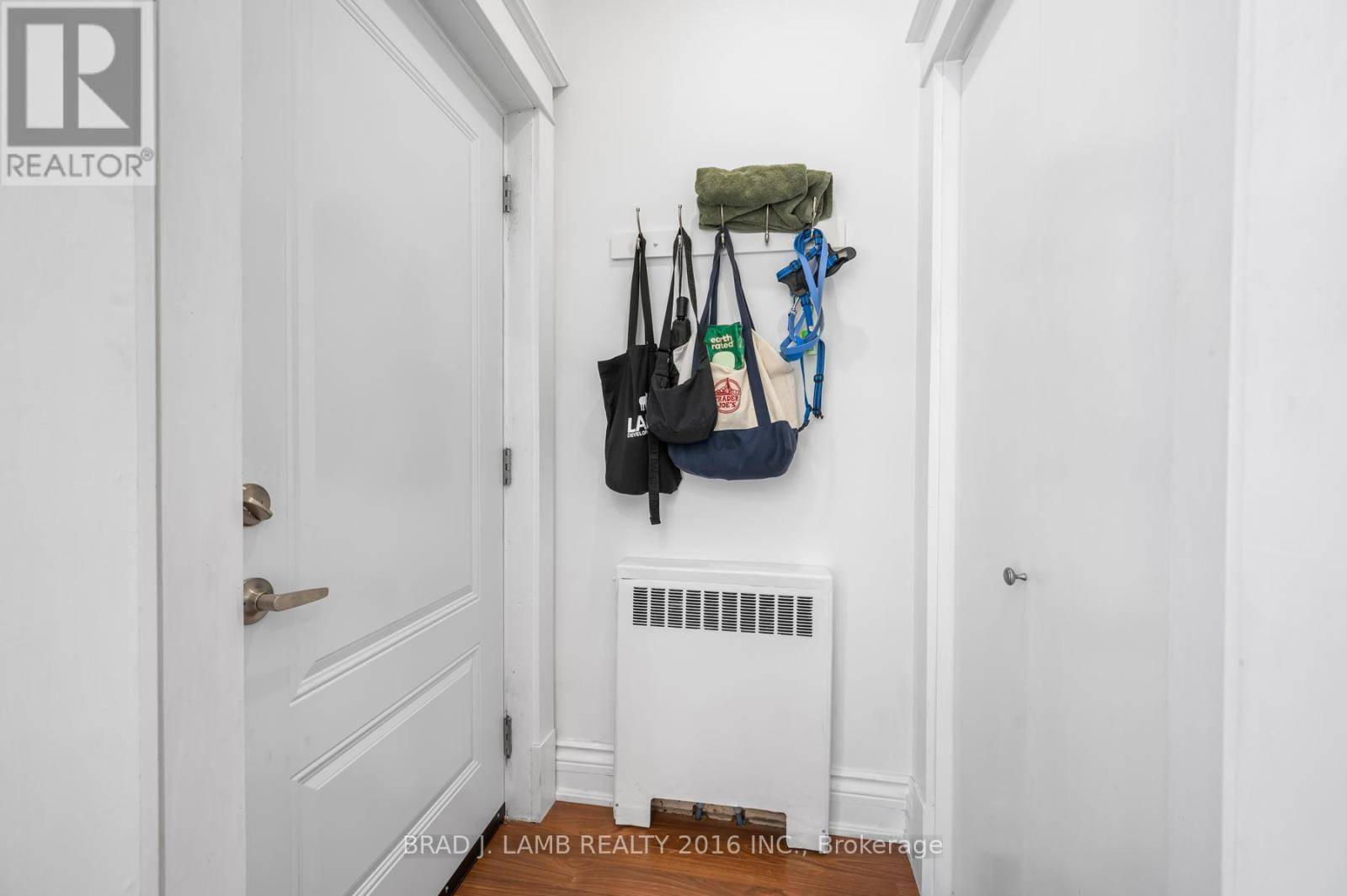 Toronto (roncesvalles), ON M6R1K8,56 Wright AVE #1