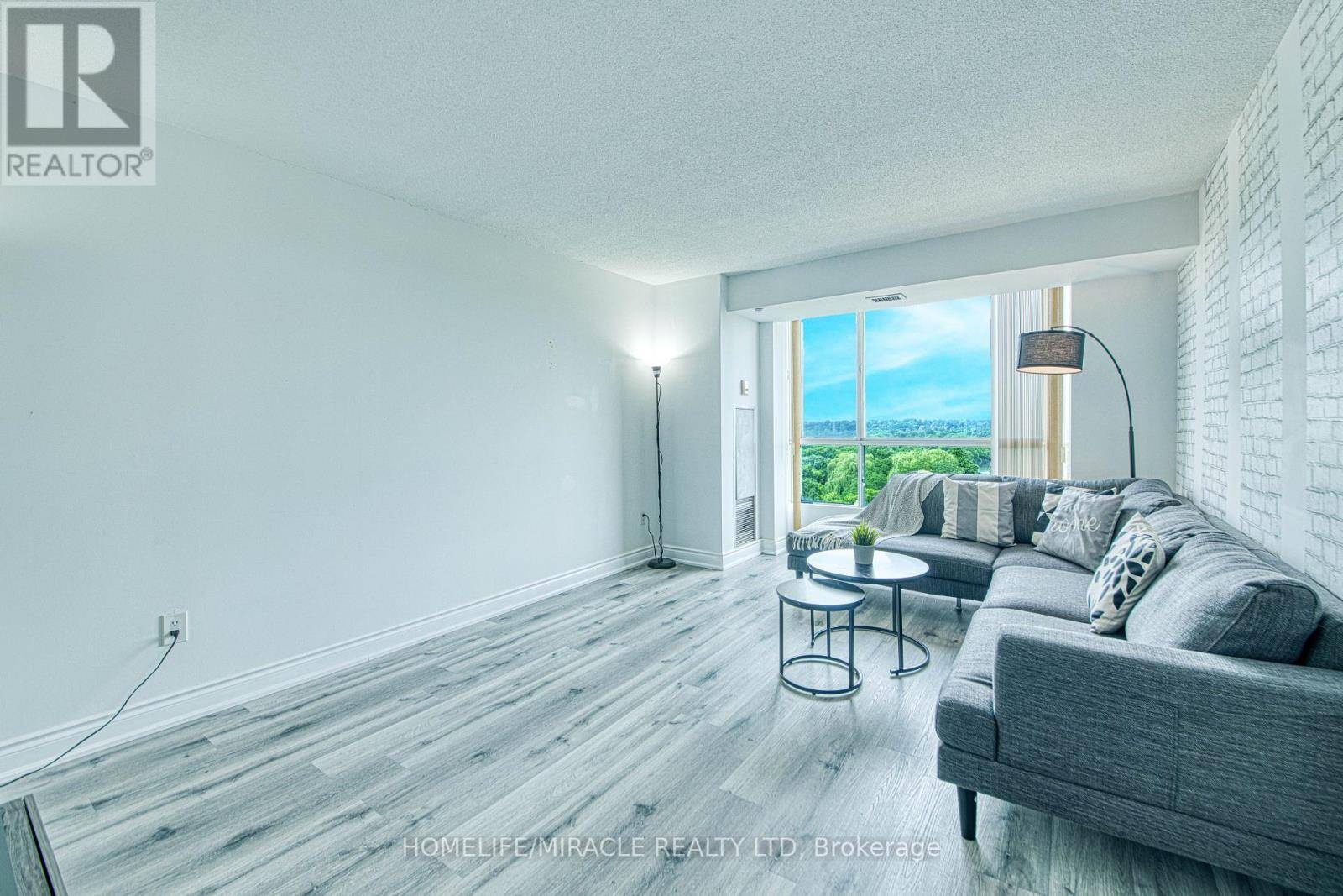 Toronto (humberlea-pelmo Park), ON M9M3A1,3077 Weston RD #1004