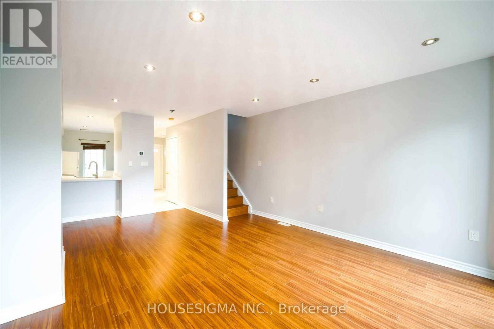 Mississauga (hurontario), ON L5R3V9,80 Strathaven DR #21