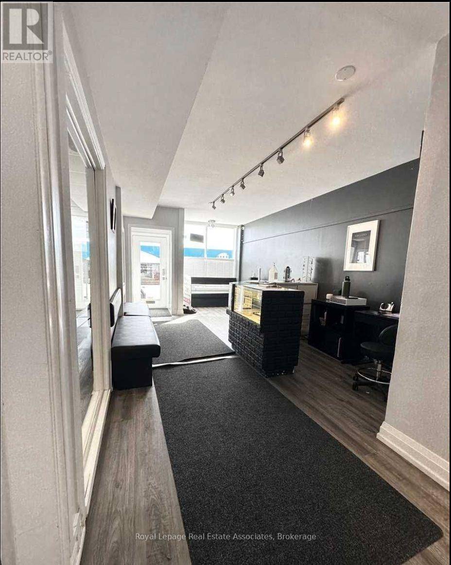 Mississauga (cooksville), ON L5B1H2,37 DUNDAS STREET W