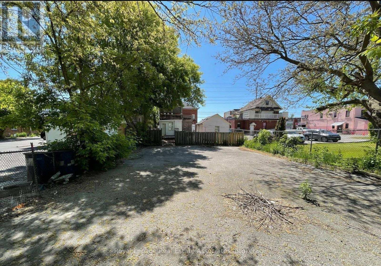 Mississauga (cooksville), ON L5B1H2,37 DUNDAS STREET W