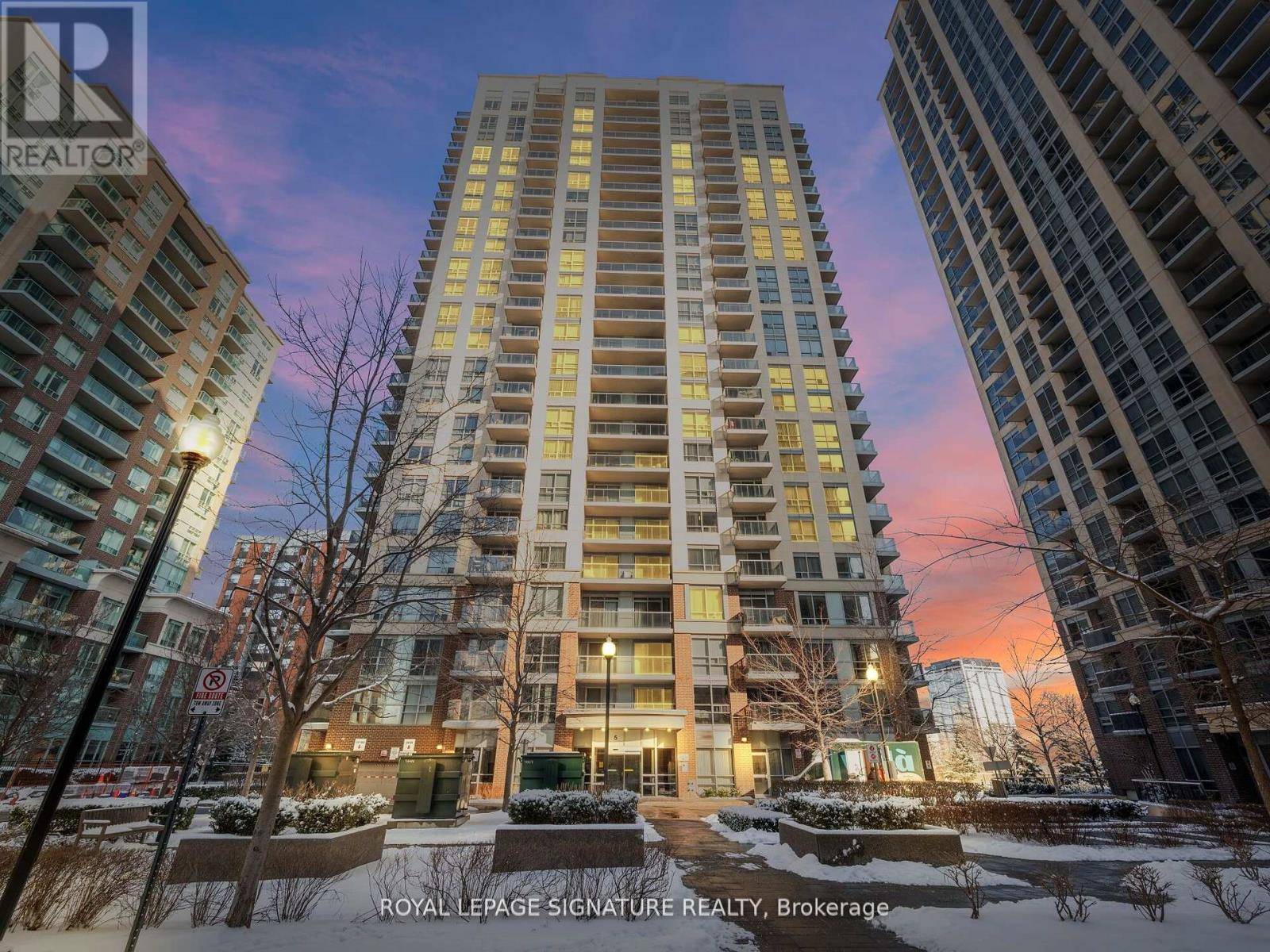 Toronto (islington-city Centre West), ON M9A0A3,5 Michael Power PL #901