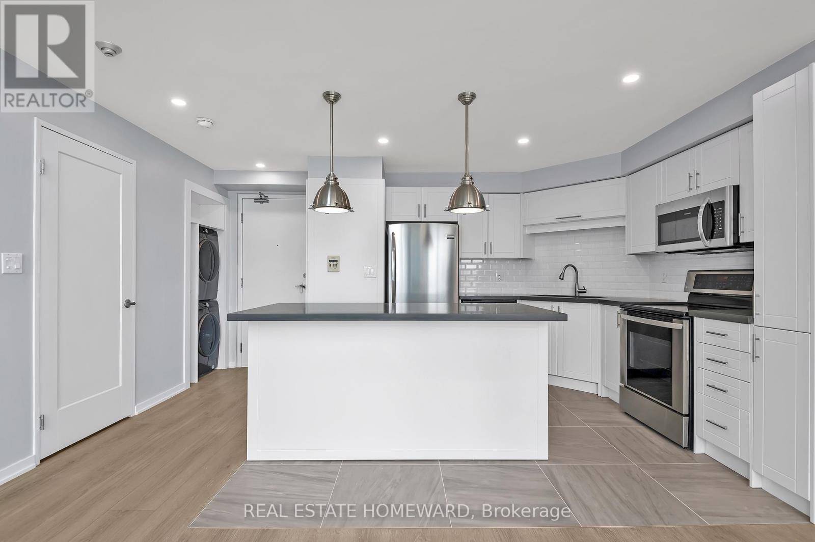 Toronto (mimico), ON M8Y4G8,250 Manitoba ST #804