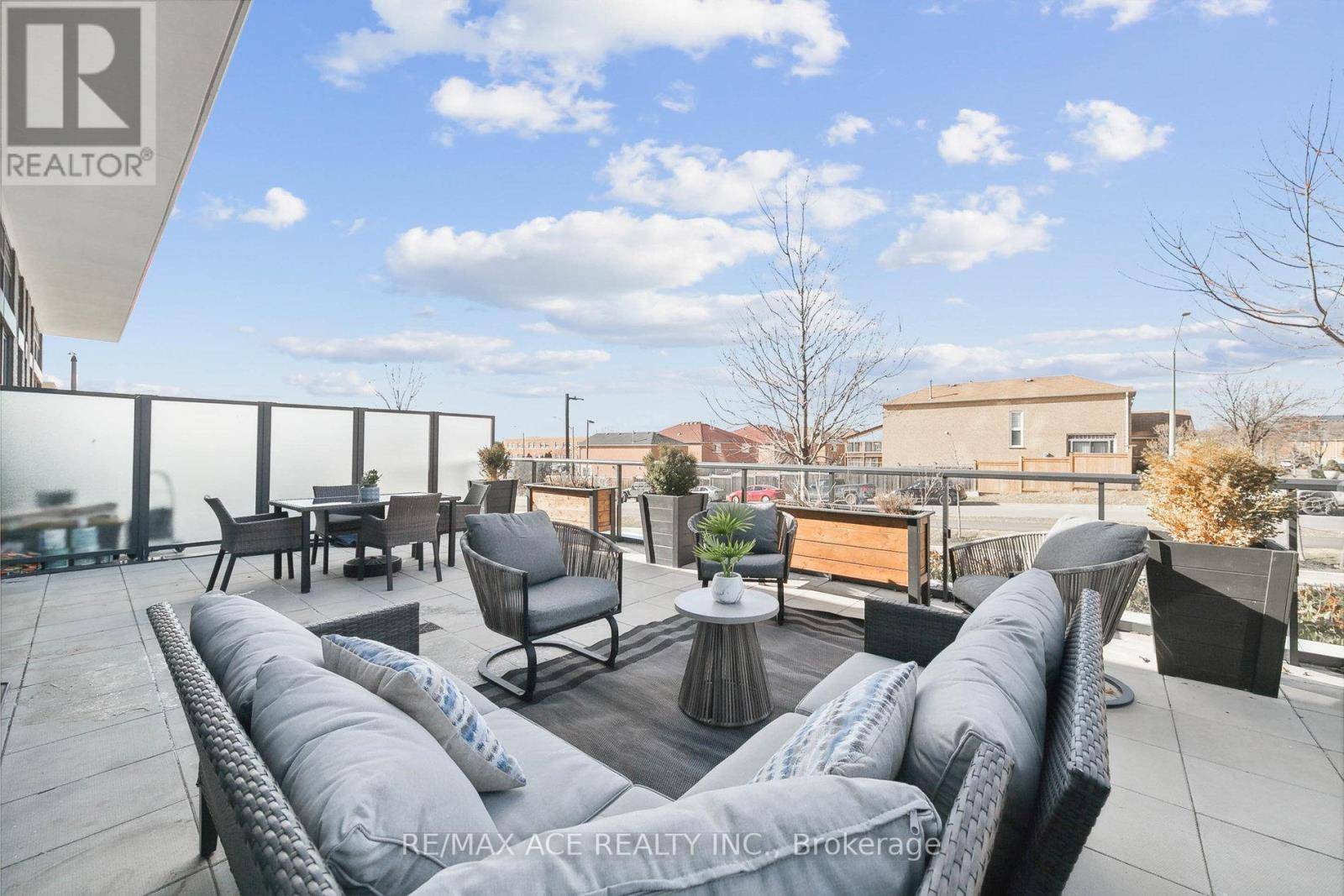 Mississauga (hurontario), ON L5R0G9,65 Watergarden DR #101