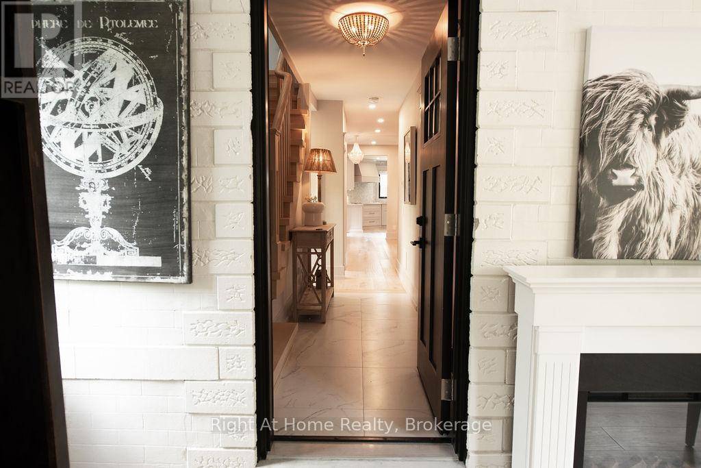 Oakville (oo Old Oakville), ON L6J3N6,139 ALLAN STREET