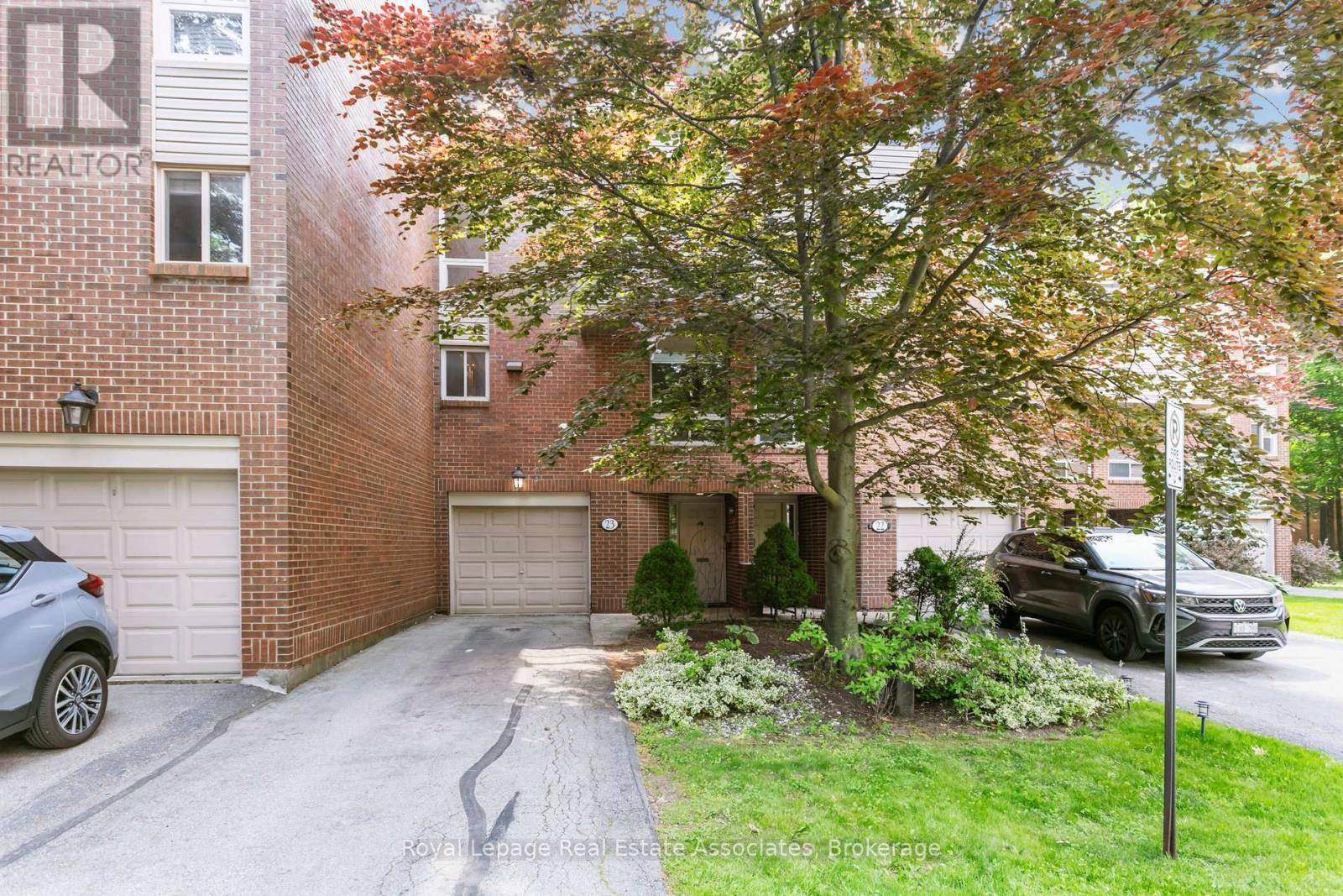 Oakville (cp College Park), ON L6H2W7,1250 Marlborough CT #23