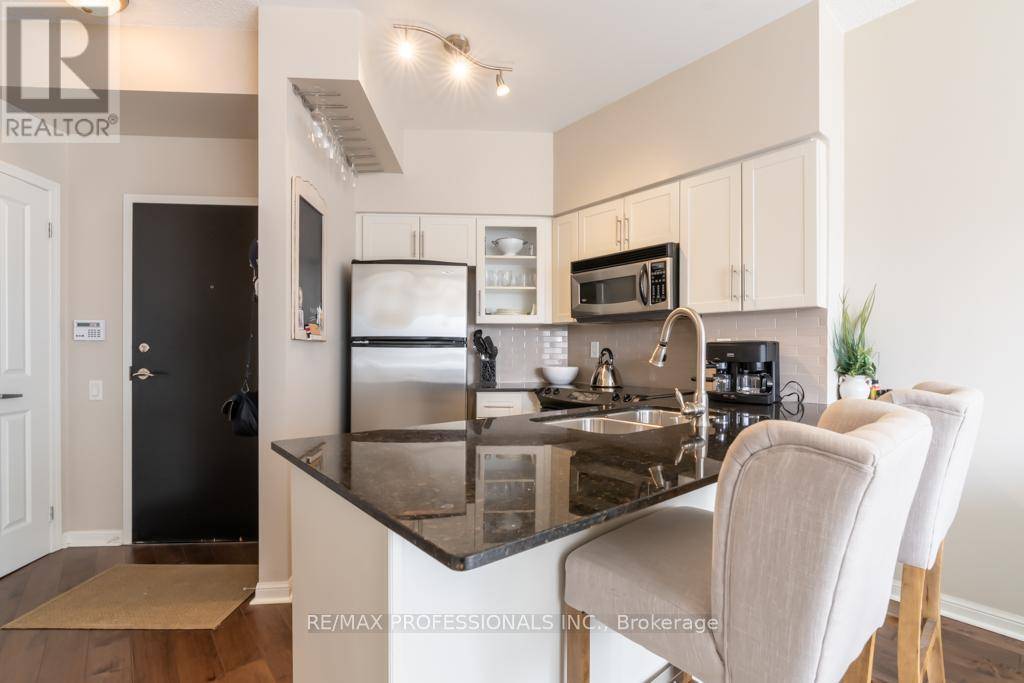 Toronto (high Park-swansea), ON M6G5A2,15 Windermere AVE #512
