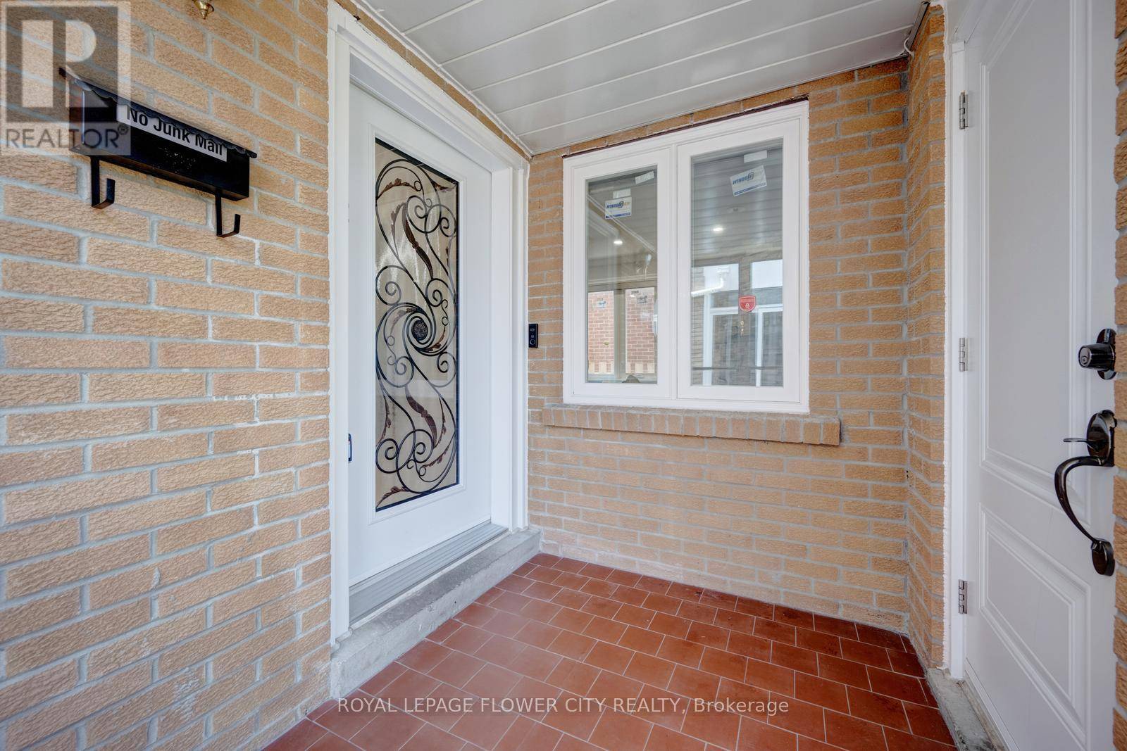 Brampton (fletcher's West), ON L6Y2L3,27 DENLOW DRIVE