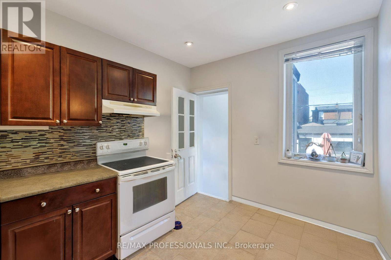 Toronto (dovercourt-wallace Emerson-junction), ON M6P3W6,176 SYMINGTON AVENUE